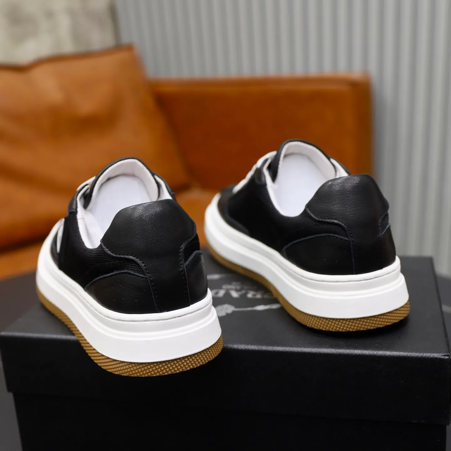 Men's shoes: 440💰🙅‍♂️🙅‍♂️🙅‍♂️ Brand: PRADA Standard code: 38–44 (45 can be customized) Level: Same as the official website Material: Original cowhide fabric Comfortable pigskin lining Lightweight and wear-resistant outsole Style category: Men's fashionable casual shoes and boots Running sneakers Distinguished luxury brand elements Top luxury Color: actual picture color